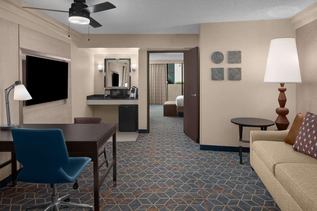 Embassy Suites By Hilton Phoenix Biltmore Pokoj fotografie